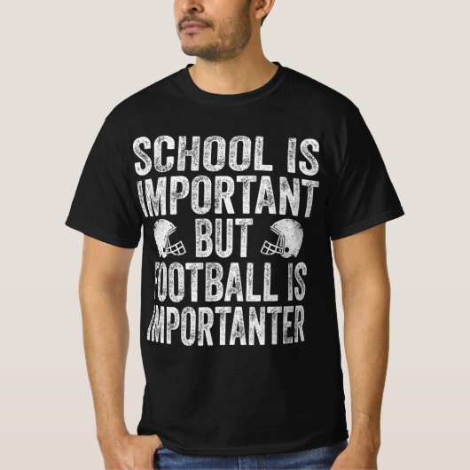 学校はサッカーが重要なフットバ Tシャツ (正面)