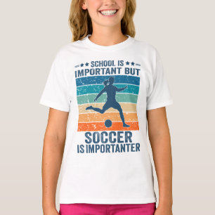 学校は大切だが、サッカーの女の子は重要 Tシャツ