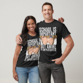 学校は大切だけどアニメは友達 Tシャツ (ユニセックス)