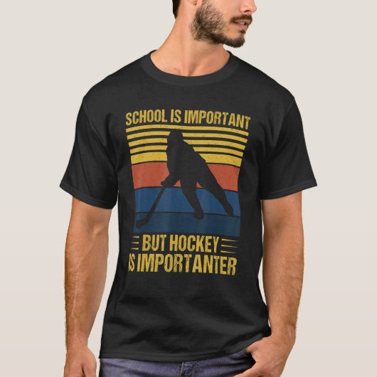 学校は大切だけどホッケーはもっと大切 Hoc Tシャツ (正面)