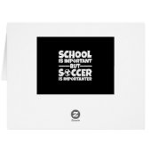 学校は重要だがサッカーは重要だ (裏面横)
