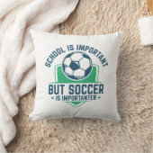 学校は重要だがサッカーは重要だ クッション (ブランケット)