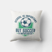 学校は重要だがサッカーは重要だ クッション (裏面)