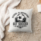 学校は重要だがサッカーは重要だ クッション (ブランケット)
