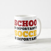 学校は重要だがサッカーは重要だ コーヒーマグカップ (正面右)