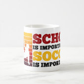 学校は重要だがサッカーは重要だ コーヒーマグカップ (中央)
