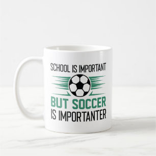 学校は重要だがサッカーは重要だ コーヒーマグカップ