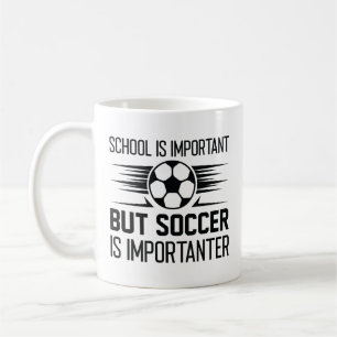 学校は重要だがサッカーは重要だ コーヒーマグカップ