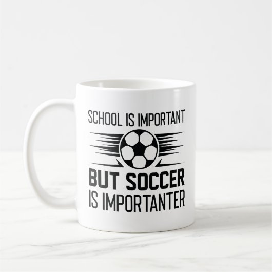 学校は重要だがサッカーは重要だ コーヒーマグカップ (左)