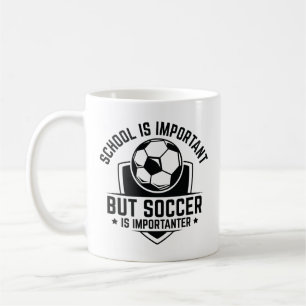学校は重要だがサッカーは重要だ コーヒーマグカップ