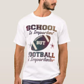 学校は重要だがサッカーは重要だ Tシャツ (正面)