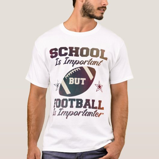 学校は重要だがサッカーは重要だ Tシャツ (正面)