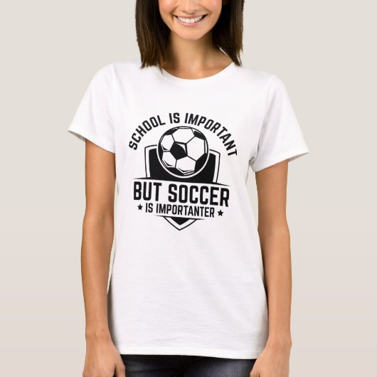 学校は重要だがサッカーは重要だ Tシャツ (正面)