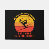 学校は重要だがスキーは重要だ ドアマット (正面)