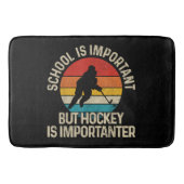 学校は重要だがホッケーは重要だ バスマット (正面)