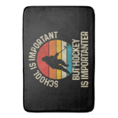 学校は重要だがホッケーは重要だ バスマット (正面縦)