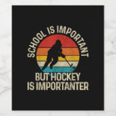 学校は重要だがホッケーは重要だ ワインラベル (シングルラベル)