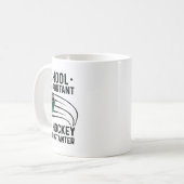 学校は重要だがホッケーは重要な氷だ コーヒーマグカップ (正面左)