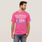 学校は重要だがホッケーは重要な氷だ Tシャツ (正面フル)