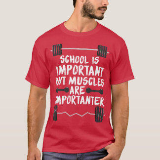 学校は重要だが筋肉は重要だ Tシャツ