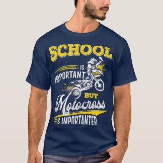 学校は重要だが自動車は重要だ Tシャツ