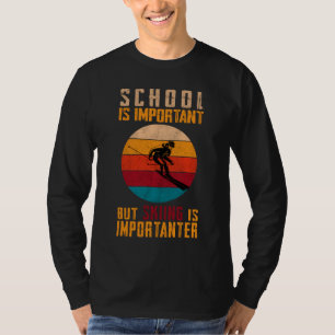 学校は重要だが、スキーは重要だ。 Tシャツ