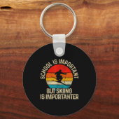 学校は重要だけどスキーの方がもっと楽しい キーホルダー (正面)