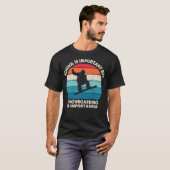 学校は重要だけどスノーボードはもっと重要 Tシャツ (正面フル)