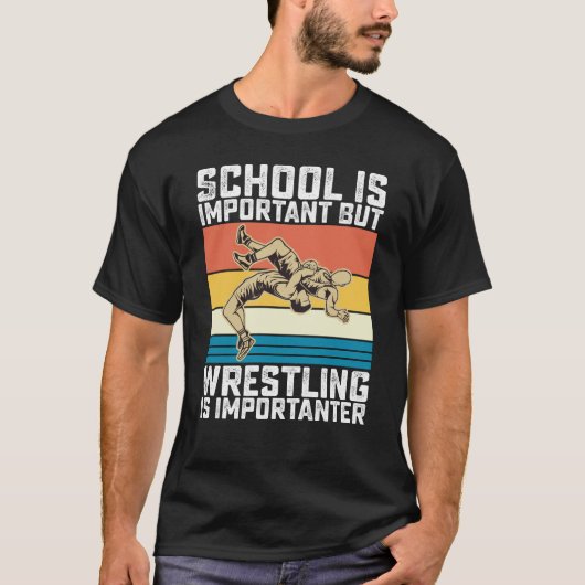 学校は重要だけどレスリングはもっと重要 Tシャツ (正面)