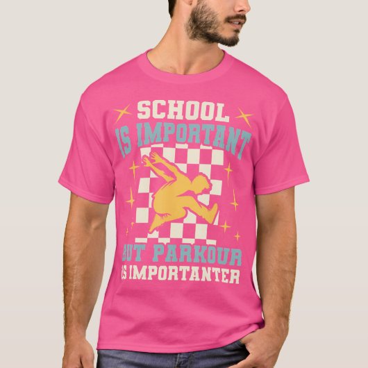 学校は重要 パルクールはより重要 楽しい少年 Tシャツ (正面)