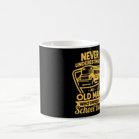 学校を運転する老人を決して過小評価しない コーヒーマグカップ (正面右)
