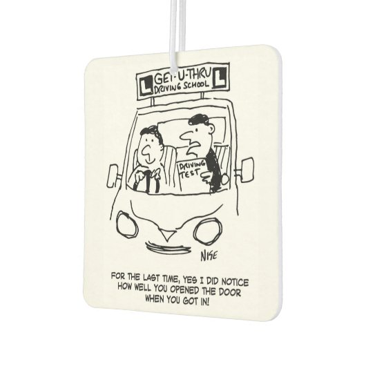 学校を運転する。審査官がドアの入り口に気付いた カーエアーフレッシュナー (左)