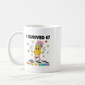 学校を67日間乗り切ったよ Six Seven ゆるかわTシャツ コーヒーマグカップ (左)