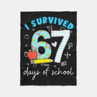 学校を67日間乗り切った 6+7 ジョークTシャツ フリースブランケット