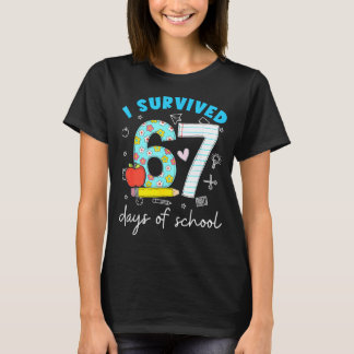 学校を67日間生き延びた 6+7 ジョークTシャツ Tシャツ