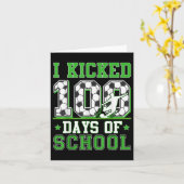 学校サッカーの100日を100日目の子供を蹴った カード (黄色い花)