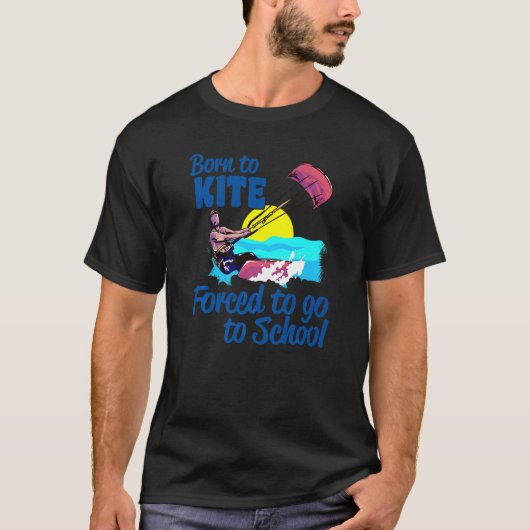 学校生まれKへ行くことを強制された凧への騎手搭乗 Tシャツ (正面)