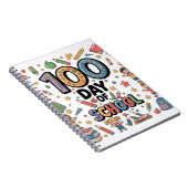 学校生活100日目の楽しいTシャツ | カラフルな子供たちと ノートブック (右側)