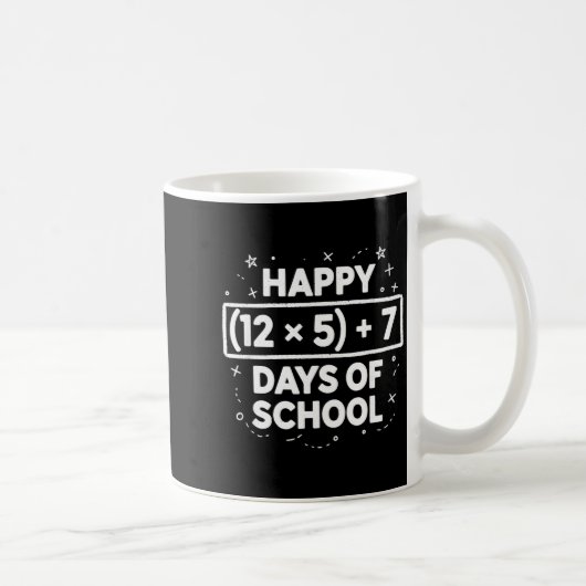学校67日目をお祝いする先生と生徒の男の子と女の子 コーヒーマグカップ (右)