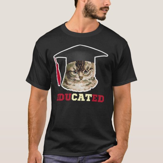 学歴のある猫が卒業キャップを被っている Tシャツ (正面)