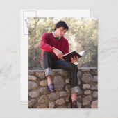 学生読の本と石垣に座る ポストカード (正面/裏面)