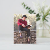 学生読の本と石垣に座る ポストカード (スタンド正面)