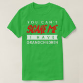 孫がハロウィーンを持っている私を怖がらせることはできない Tシャツ (デザイン正面)