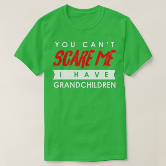 孫がハロウィーンを持っている私を怖がらせることはできない Tシャツ (デザイン正面)