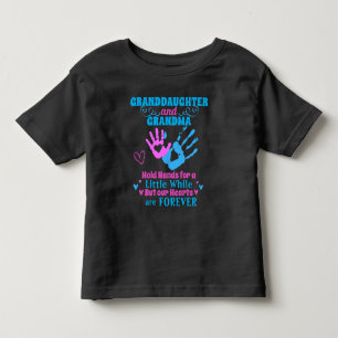 孫とおばあちゃんが手やハートを握る トドラーTシャツ