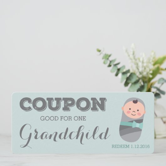 孫のための新しい祖父母の発表のクーポン 案内状 (スタンド正面)