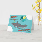 孫の大きい鮫のかみ傷のハッピーバースデー カード (黄色い花)