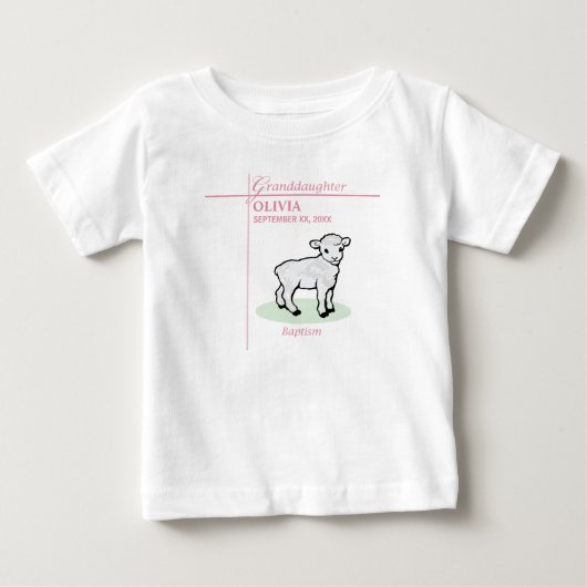 孫の洗礼 ピンクの女の子 羊の名前と日付 ベビーTシャツ (正面)