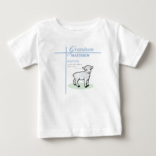 孫の洗礼 青い少年 羊のカスタマイズ済み ベビーTシャツ (正面)
