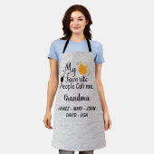 孫パーソナライズされたの名前のおばあちゃん エプロン (着用した状態)